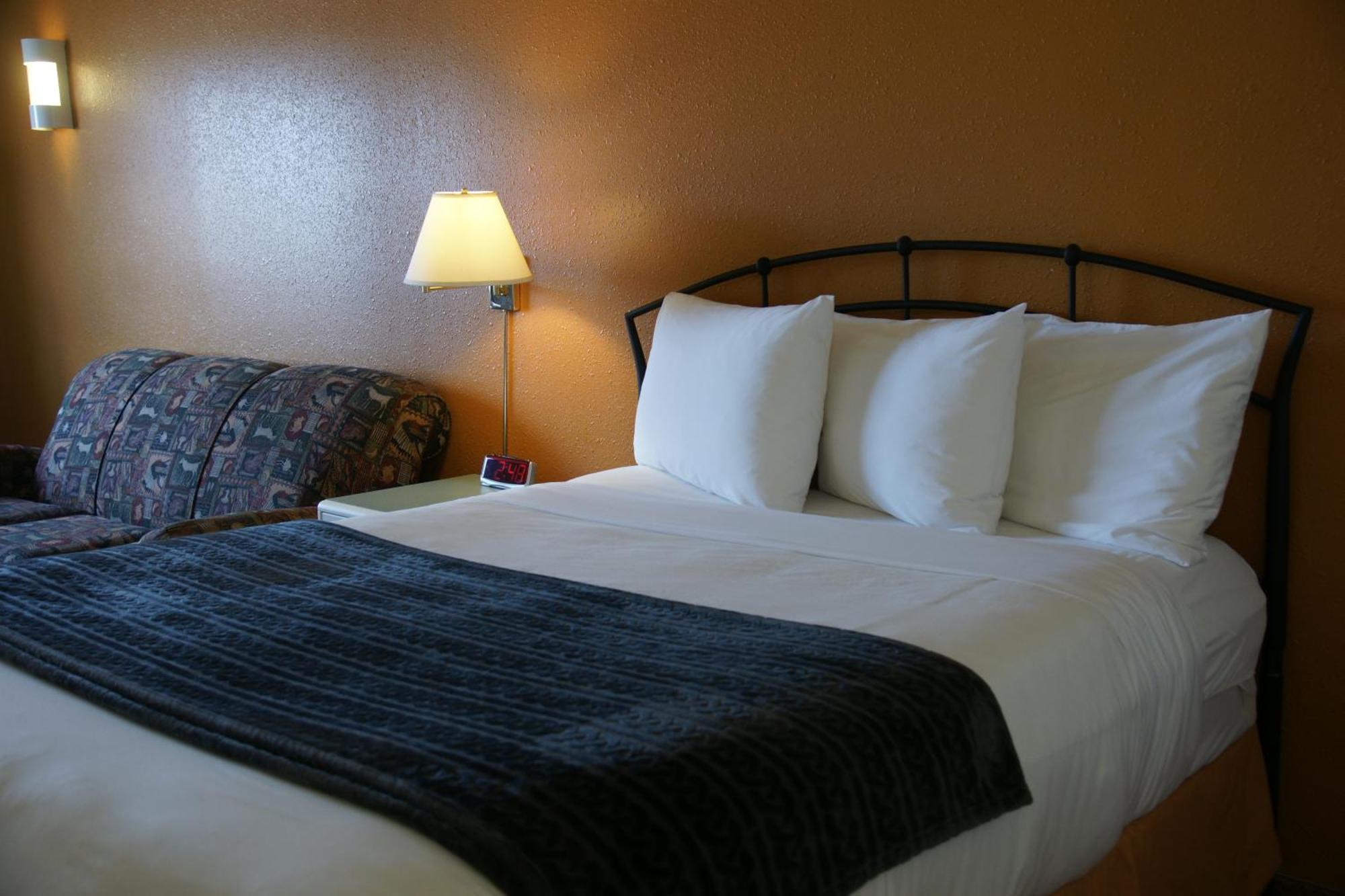 R&R Inn & Suites Camrose Room photo