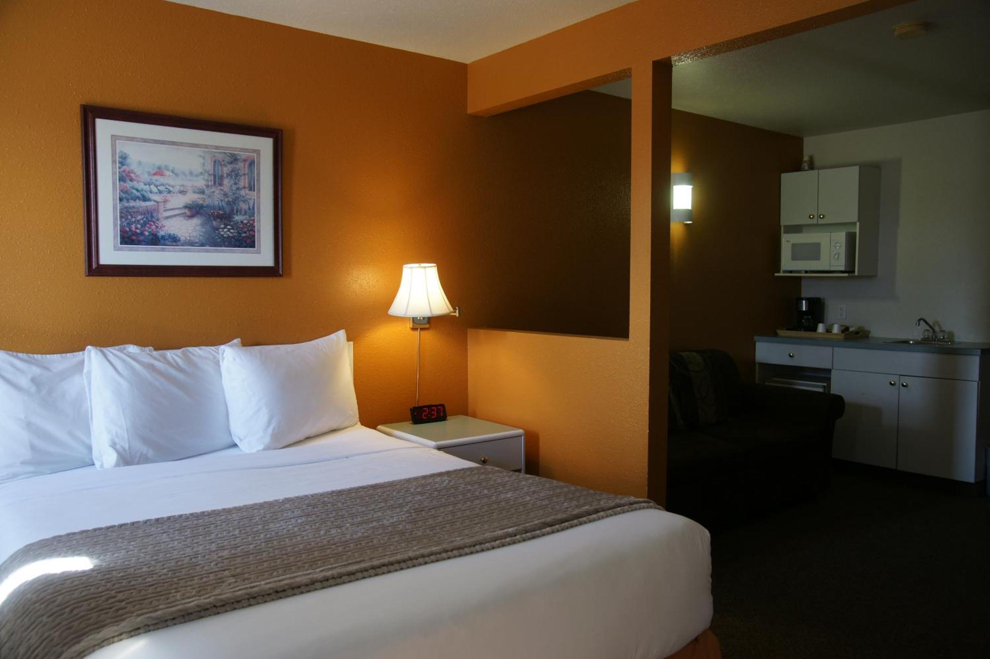 R&R Inn & Suites Camrose Room photo