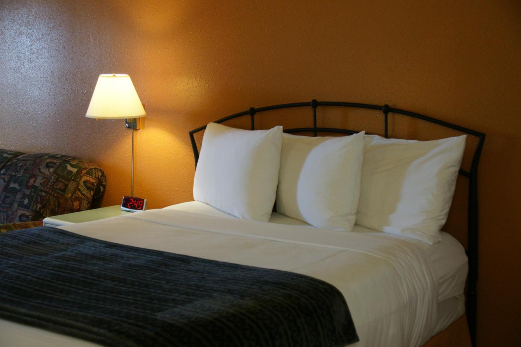 R&R Inn & Suites Camrose Room photo